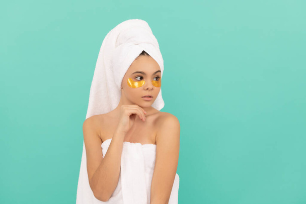 tiener meisje in douche handdoek met gouden patch. kopieerruimte. - Foto, afbeelding