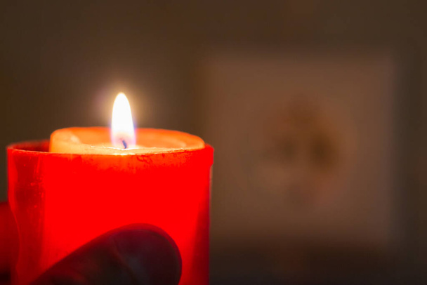 Κερί στο χέρι κοντά στην υποδοχή. Λιποθυμία λόγω πολέμου στην Ουκρανία - Φωτογραφία, εικόνα