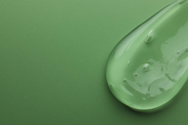 Sample of gel on green background, top view. Space for text - Foto, afbeelding