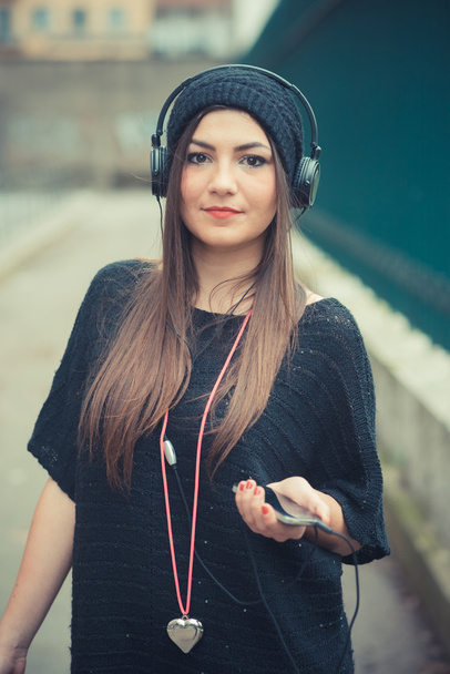 Őrült barna nő hallgat zenét - Fotó, kép