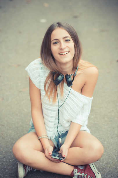 fiatal nő, szabadtéri fejhallgató - Fotó, kép