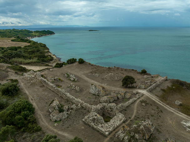 Luftaufnahme der mittelalterlichen Burgruine Glarenza in Griechenland - Foto, Bild