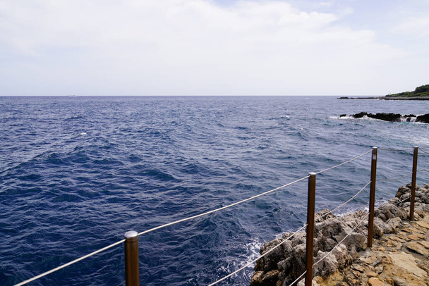 moře cesta plot přístup Atlantik pláž ve Středozemním moři v Juan-les-Pins Antibes ve Francii - Fotografie, Obrázek