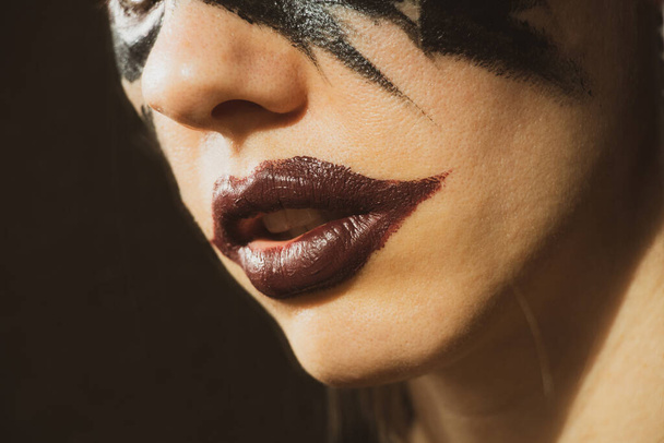 Μακιγιάζ μαγισσών, σκούρο κραγιόν, πορτρέτο μαγισσών, Απόκριες, γοτθικό - Φωτογραφία, εικόνα