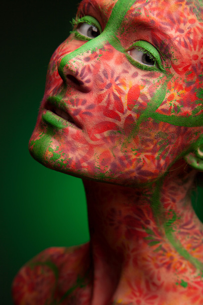 Femme émotionnelle avec des lignes multiples rouges et les cheveux verts
 - Photo, image