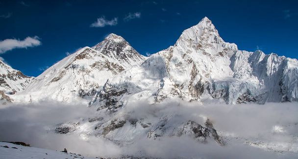 KALA PATTHAR, NEPAL - CIRCA OKTOBER 2013: blik op de Everest en de Nuptse van Kala Patthar circa oktober 2013 in Kala Patthar. - Foto, afbeelding