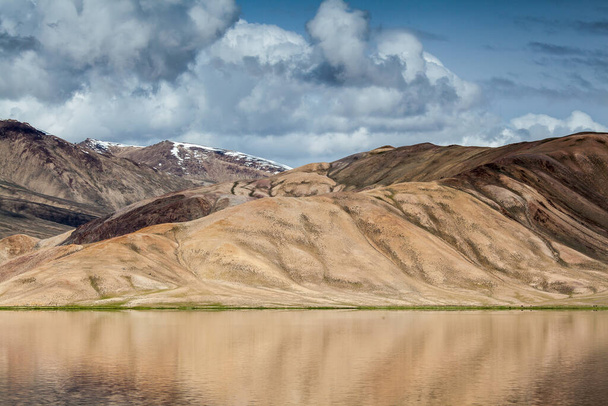 Prachtig uitzicht op het meer van Bulunkul in Pamir in Tadzjikistan - Foto, afbeelding