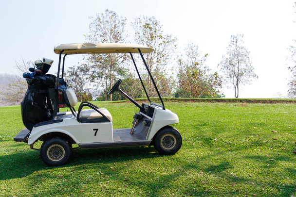 Golfauto auf dem Golfplatz - Foto, Bild
