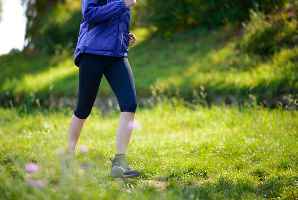 Nuori kaunis nainen juoksee puistossa
 - Valokuva, kuva