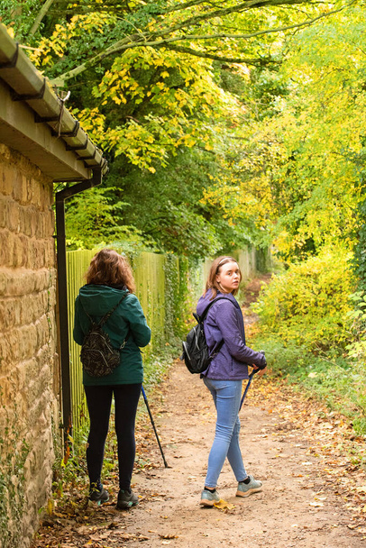 Capturer une mère et sa fille profiter d'une promenade sereine et paisible dans la campagne de Rotherham, à la fin de l'automne. - Photo, image