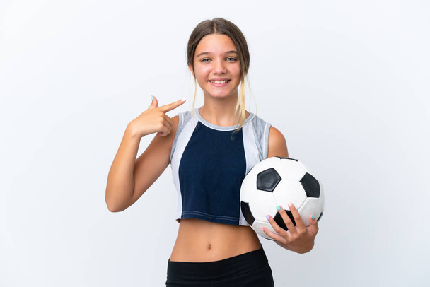 Μικρό καυκάσιο κορίτσι που παίζει ποδόσφαιρο απομονωμένο σε λευκό φόντο κάνοντας μια χειρονομία - Φωτογραφία, εικόνα