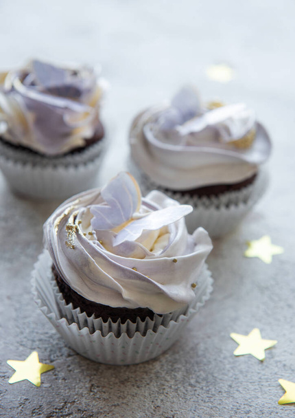 Birthday holiday sweet cupcakes with butterfly decorations - Φωτογραφία, εικόνα
