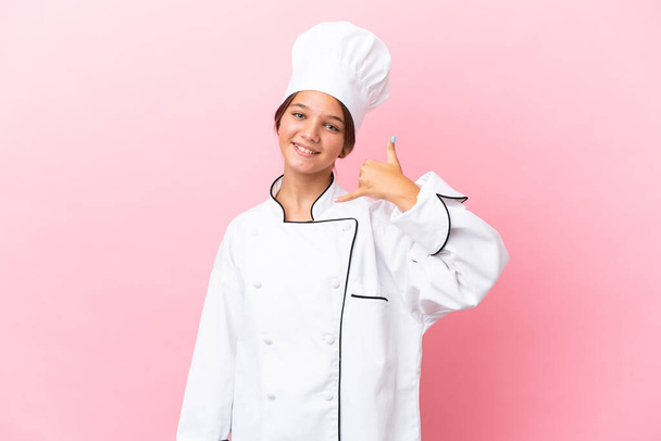 Kleine kaukasische Kochmädchen isoliert auf rosa Hintergrund machen Handygesten. Rufen Sie mich zurück - Foto, Bild