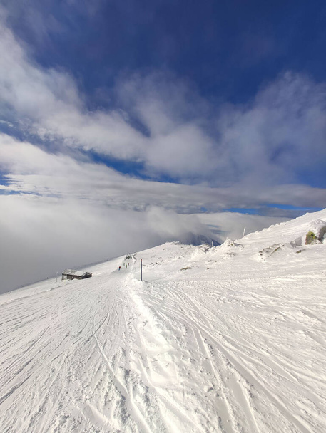 Bulutların üstündeki kayak merkezi yamacı Slovakya Tatras dağları uzayı kopyaladı - Fotoğraf, Görsel