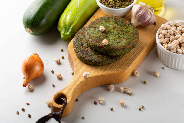 Close up kikkererwt en courgettepannenkoeken voor veganistische hamburgers - Foto, afbeelding