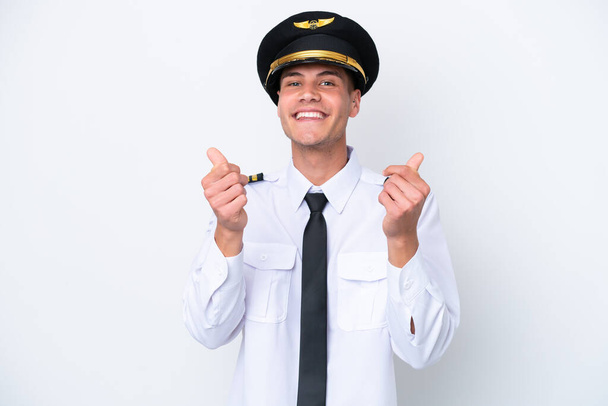 Samolot kaukaski pilot odizolowany na białym tle wykonując gesty pieniężne - Zdjęcie, obraz