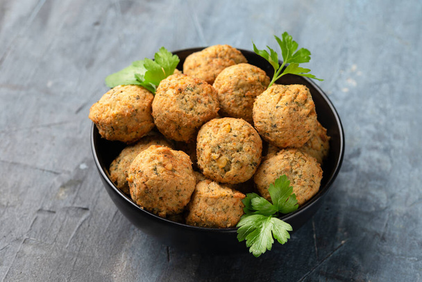 Midden-Oosten vegetarische veganistische kikkererwten en koriander falafels. Gezond voedsel - Foto, afbeelding