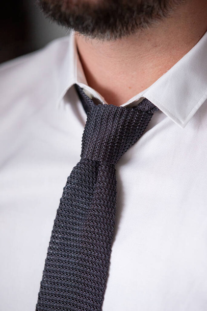 close-up shot of man in white shirt with black tie - Foto, Bild