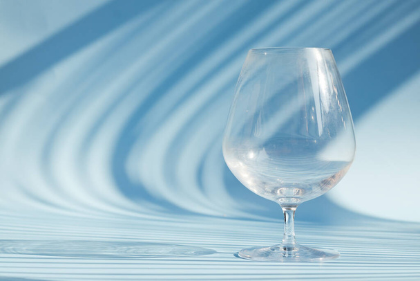 Een glas water op blauwe achtergrond. Bovenaanzicht, kopieerruimte, model. Plat gelegd. Een gezonde levensstijl. Voedsel en drank - Foto, afbeelding