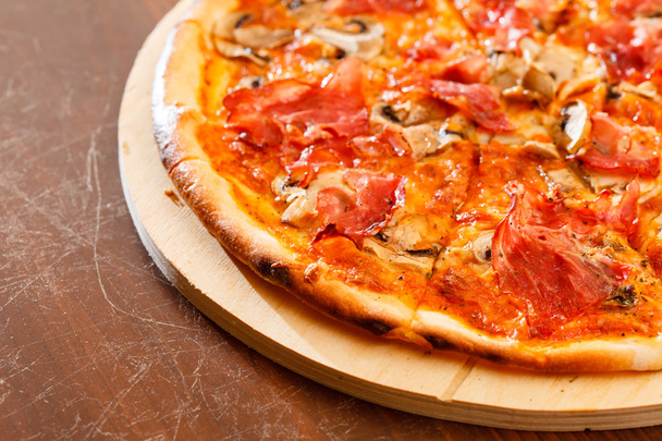 pizza con carne y verduras - Foto, imagen