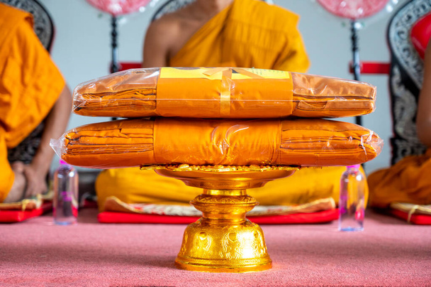 conjunto de vestes de monge colocadas no pedestal - Foto, Imagem