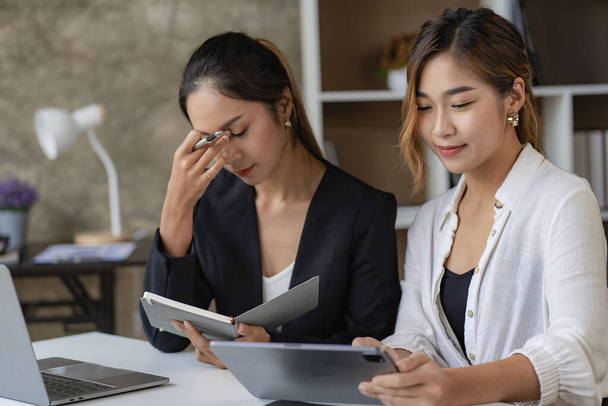 2 femmes asiatiques utilisant un ordinateur portable au travail Concept de comptabilité - Photo, image