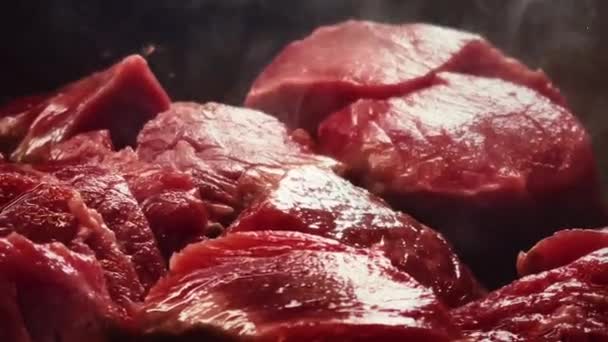 Kırmızı et tarifi ve yemek hazırlama süreci, kızartma tavasında biftek pişirme. Yüksek kalite 4k görüntü - Video, Çekim