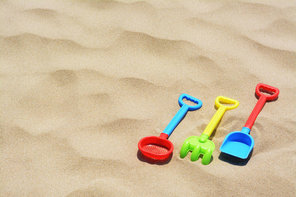 砂の上にカラフルなビーチのおもちゃのセット。テキストのスペース - 写真・画像