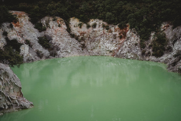 barna víz között a sziklák rotorua - Nature koncepció - Fotó, kép