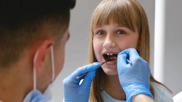 Rudowłosa nastolatka jest badana w gabinecie dentystycznym. Problemy stomatologii dziecięcej - Zdjęcie, obraz