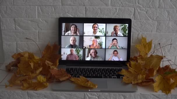 feuilles d'automne sèches et ordinateur portable chat vidéo. - Séquence, vidéo