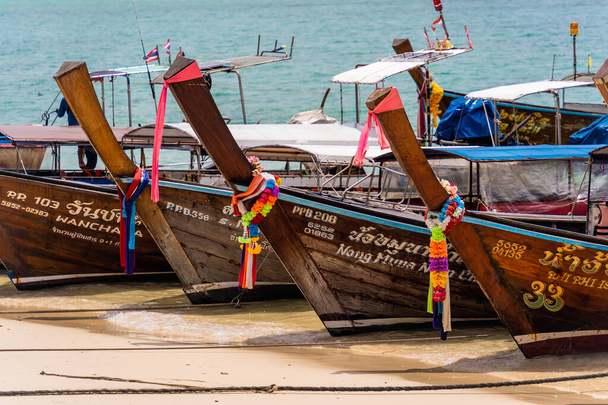 KRABI, THAILAND - OCTOBER 09, 2022: Traditional Thai boats on the ocean beach - Foto, afbeelding