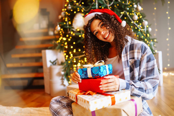 Happy young woman holding christmas present box. Winter holidays. New Years. - Foto, Imagem