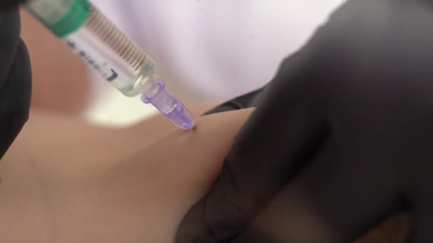 Közelről kozmetológus teszi injekciók éget zsírt a gyomor és a derék egy nő. Női esztétikai kozmetika egy szépségszalonban. Kozmetológiai fogalom. - Felvétel, videó