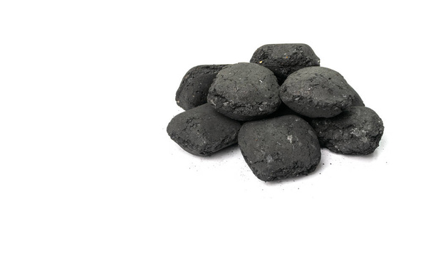 Угольный брикет изолирован. Сжатый уголь для Braai, кокосовый барбекю уголь, барбекю брикеты, гриль древесный уголь на белом фоне - Фото, изображение