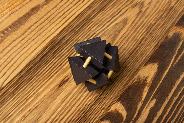 Holz rundes Puzzle, Denkanstöße. Holzspielblock, schwarzer Denkzettel, Logikspielball, mechanische Puzzles, logisches 3D-Spielzeug, Holz-Puzzle Nahaufnahme - Foto, Bild