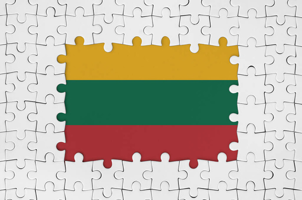 Drapeau de Lituanie dans le cadre de pièces de puzzle blanc avec des parties centrales manquantes - Photo, image