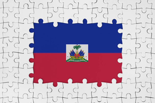 Haitská vlajka v rámečku z bílých dílků skládačky s chybějícími středovými částmi - Fotografie, Obrázek