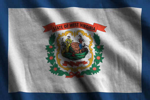 Batı Virginia eyaleti bayrağı. Stüdyo ışıklarının altında büyük kıvrımlar sallanıyor. Resmi semboller ve renkler kumaş pankartıyla - Fotoğraf, Görsel