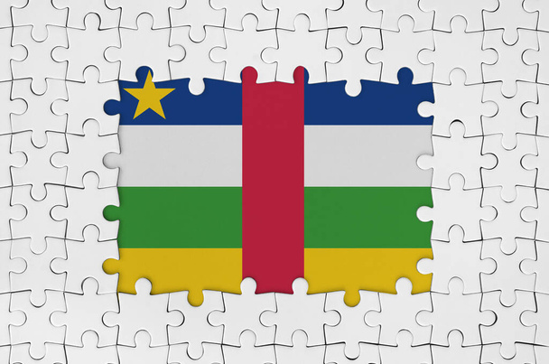 Středoafrická republika vlajka v rámu bílých dílků skládanky s chybějícími středovými částmi - Fotografie, Obrázek