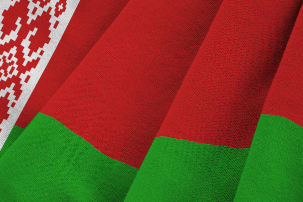 Wit-Rusland vlag met grote plooien zwaaien close-up onder de studio licht binnen. De officiële symbolen en kleuren in stof banner - Foto, afbeelding