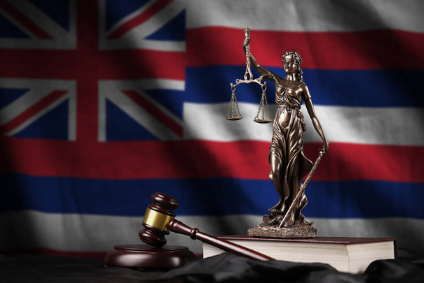 Hawaii Amerikaanse staatsvlag met standbeeld van lady justice, grondwet en rechter hamer op zwarte draperie. Begrip oordeel en straf - Foto, afbeelding