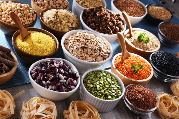 Composición con diferentes tipos de productos alimenticios secos. - Foto, Imagen