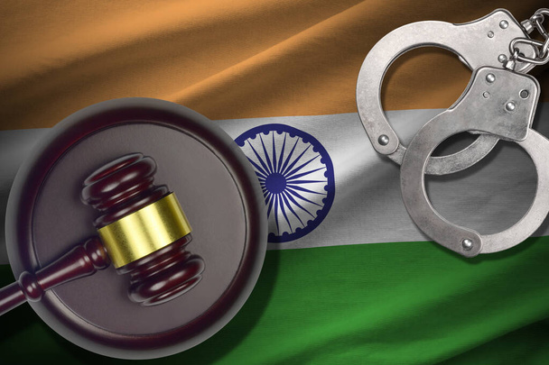 Intian lippu tuomari nuija ja käsiraudat pimeässä huoneessa. Rikos- ja rangaistuskäsite, syyllisten tausta - Valokuva, kuva