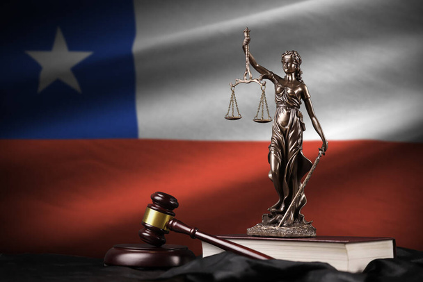 Флаг Чили со статуей леди правосудия, конституцией и судьей молотком на черной драпировке. Концепция суда и наказания - Фото, изображение