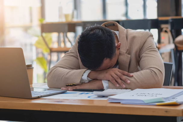 Fogantatás Burnout szindróma. Az üzletember kényelmetlenül érzi magát a munkában. Amit a stressz okoz, a sikertelen munka és a kevésbé pihentető test. Forduljon pszichiáterhez.. - Fotó, kép