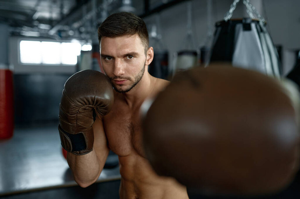 Pewność siebie człowiek bokser zrobić sport trening boks ćwiczenia uderzenie powietrza w ringu - Zdjęcie, obraz