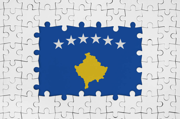 Bandera de Kosovo en el marco de piezas de rompecabezas blanco con partes centrales que faltan - Foto, Imagen