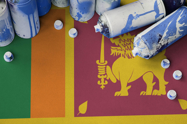 Σημαία Σρι Λάνκα και λίγα χρησιμοποιημένα σπρέι αεροζόλ για ζωγραφική γκράφιτι. Τέχνη του δρόμου έννοια του πολιτισμού, βανδαλισμός προβλήματα - Φωτογραφία, εικόνα