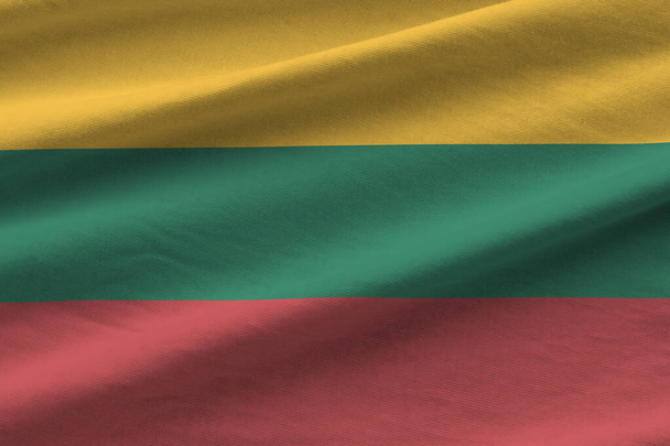 Drapeau de Lituanie avec de grands plis agitant le gros plan sous la lumière du studio à l'intérieur. Les symboles officiels et les couleurs dans la bannière de tissu - Photo, image